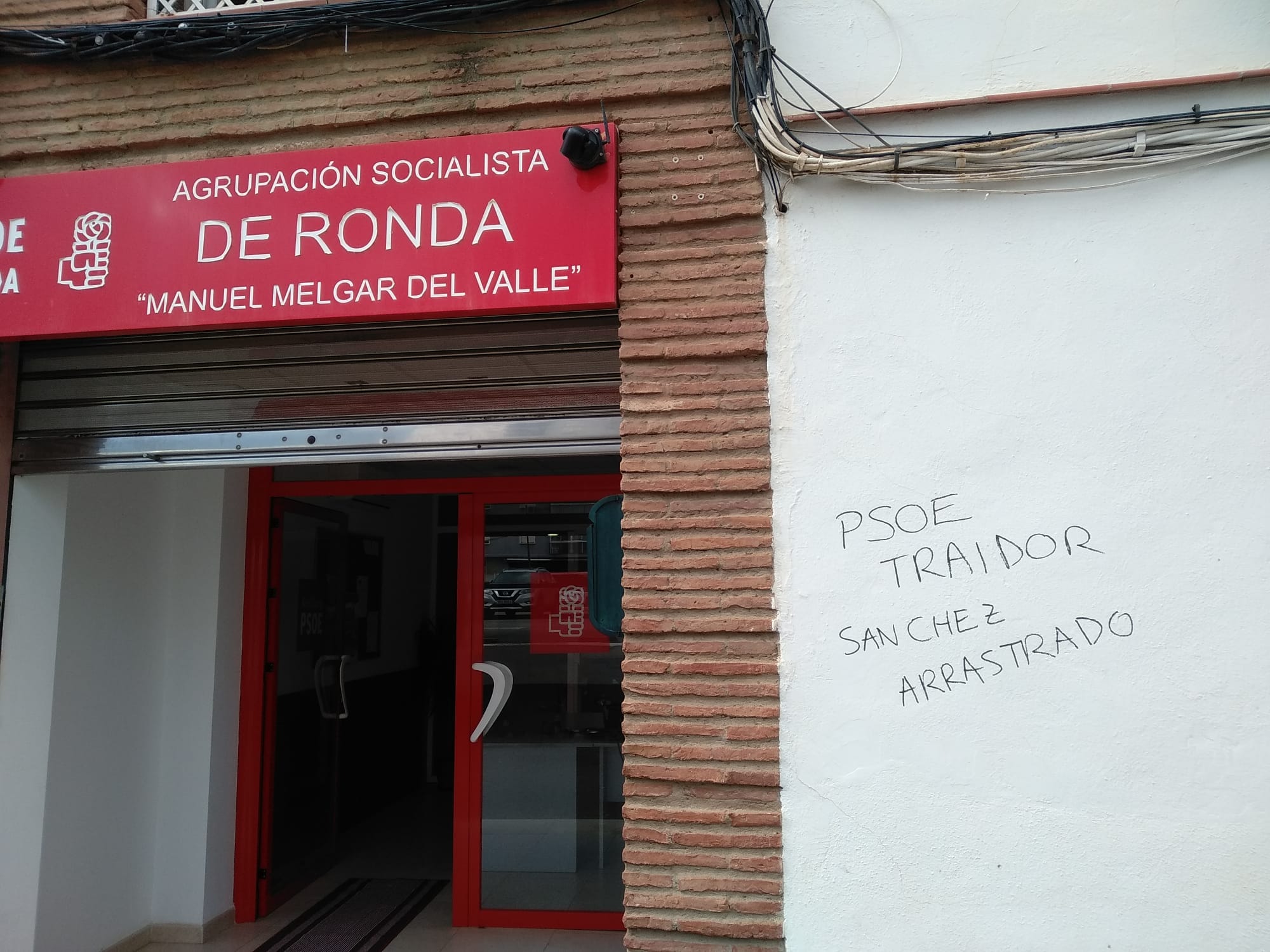 En las pintadas se cataloga a los socialistas rondeños como "Traidores".