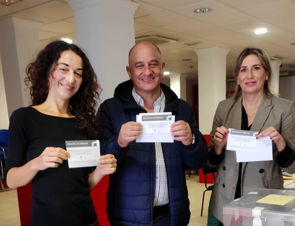Cañestro, Agulera y Fernández muestran sus papeletas con el "Si" antes de introducirla en la urna.
