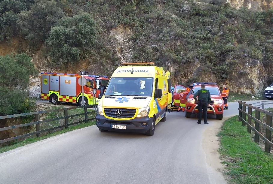 La senderista accidentada ha sido trasladada al Hospital de Ronda en ambulancia. Foto M.R.
