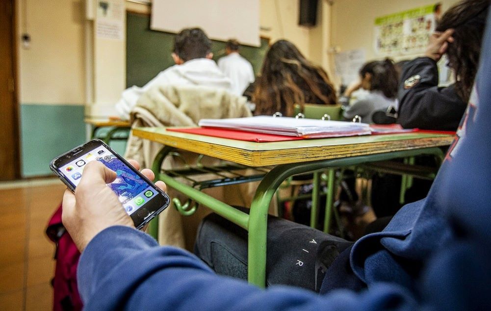 La Junta de Andalucía limitará el uso de móviles en las aulas