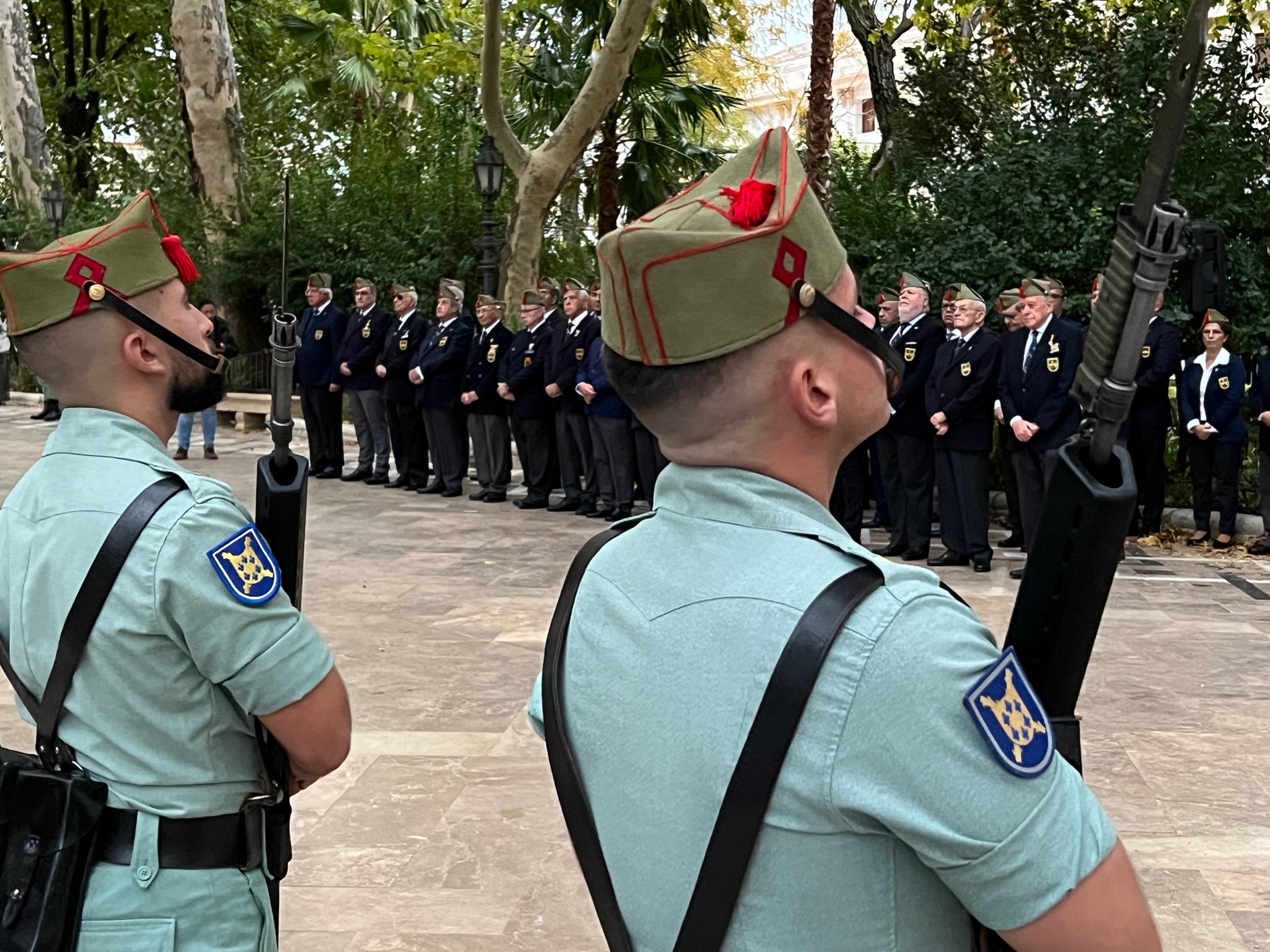 La Alameda del Tajo acogió una parada militar con la presencia de los legionarios de honor.