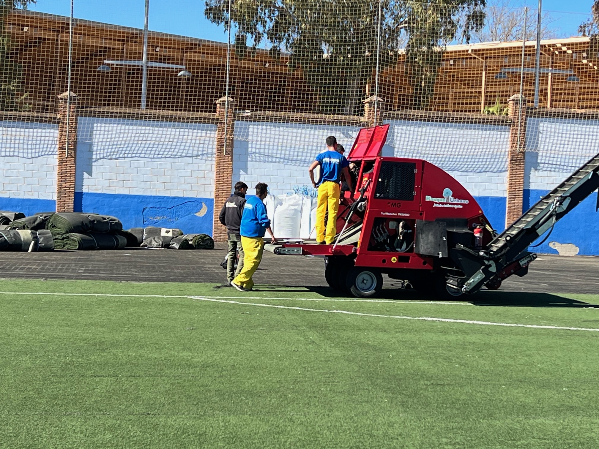 Comienza la instalación del nuevo césped artificial en el complejo deportivo de El Fuerte