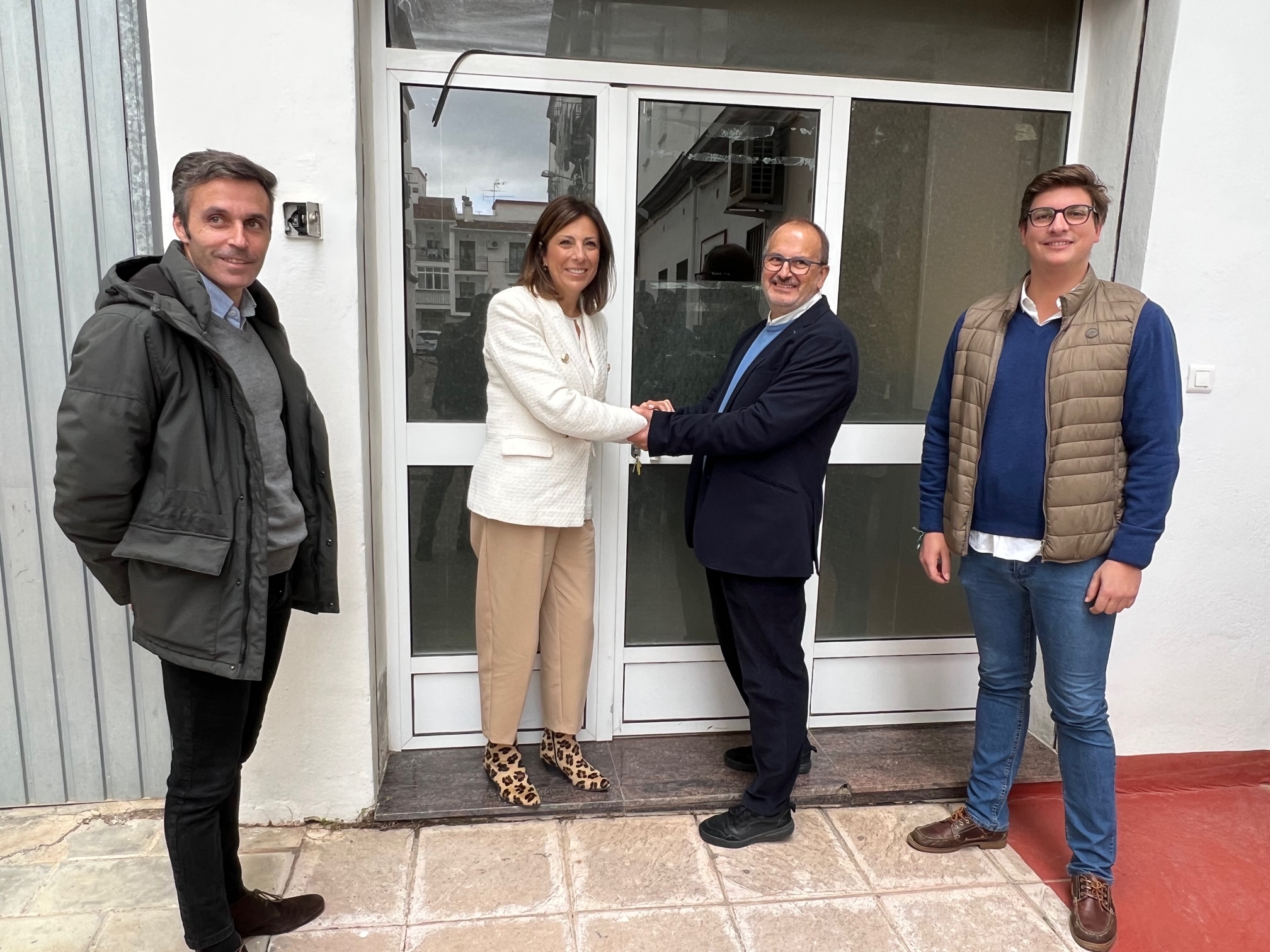 La alcaldesa ha entregado hoy las llaves del local al hermano mayor.
