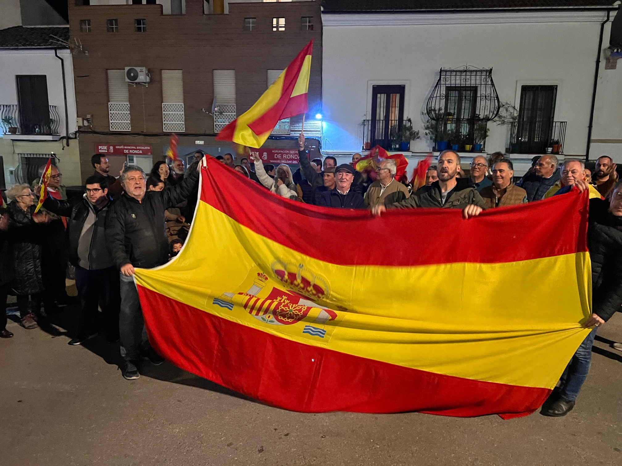 Más de 150 personas protestan ante la sede del PSOE de Ronda contra la amnistía y el pacto con los «golpistas» catalanes