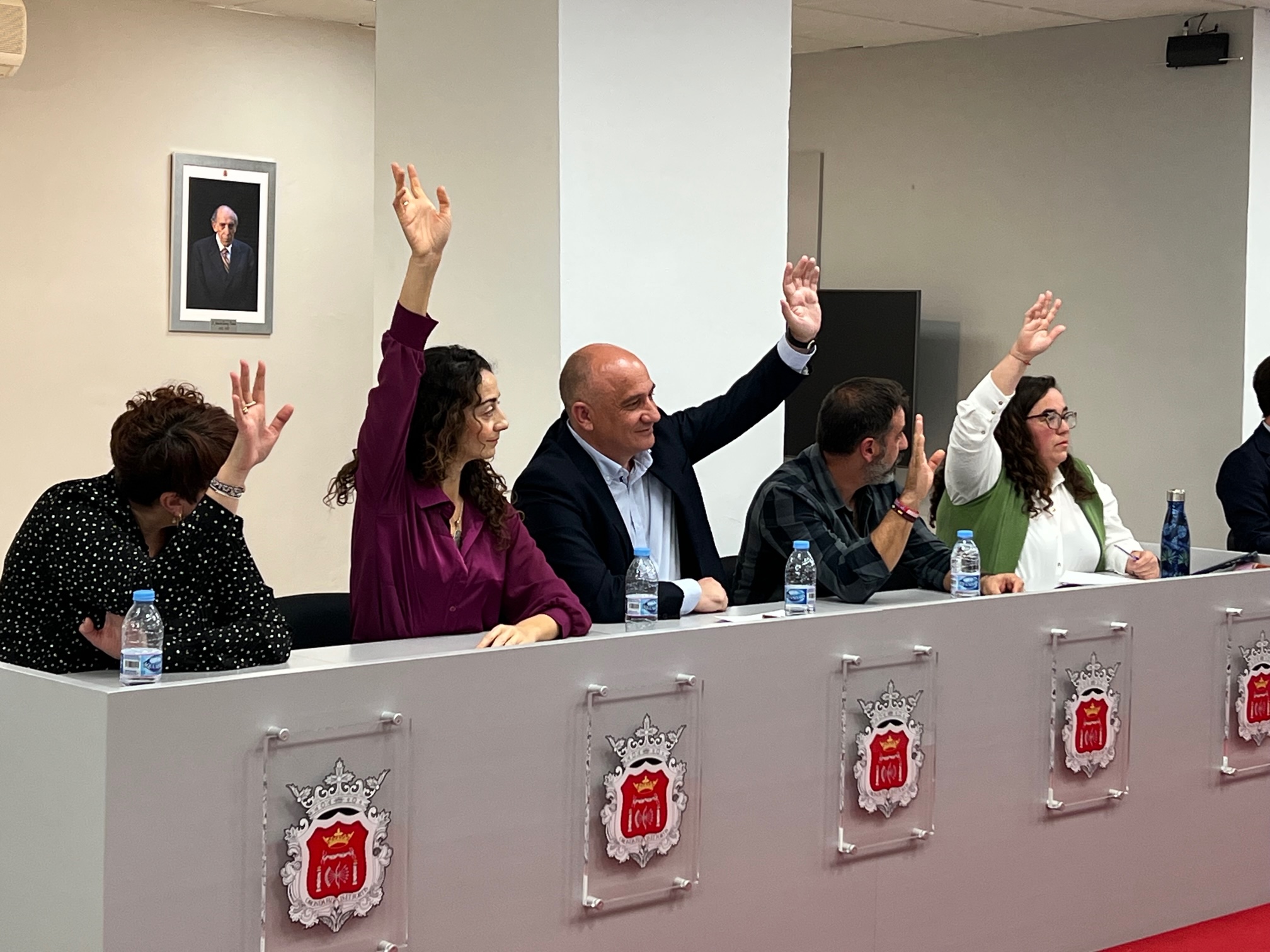 Pleno extraordinario: PSOE y Con Ronda secundan la «humillación de España» y rechazan condenar la amnistía a los independentistas
