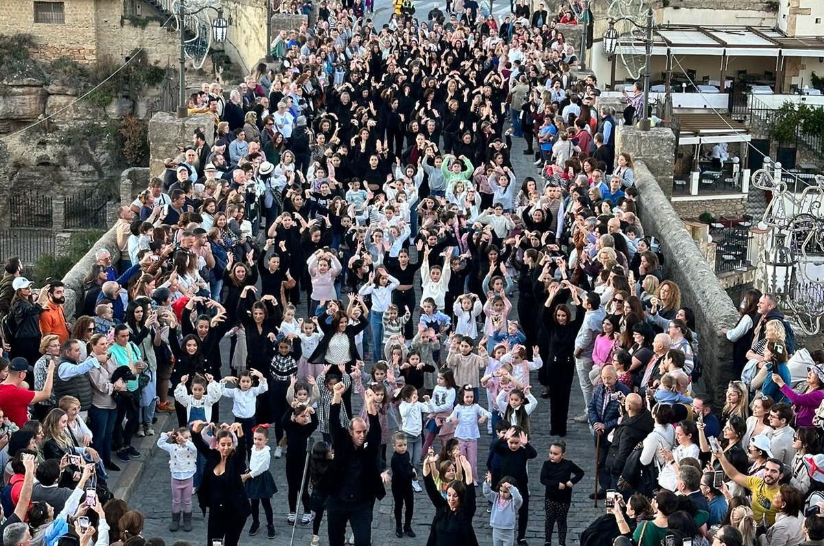 Alumnos de baile y ciudadanos han bailado al compás en el Puente Nuevo.