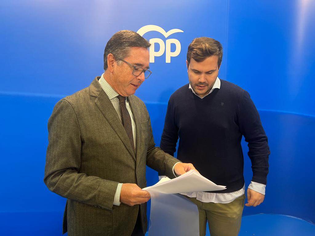 El parlamentario andaluz y el coordinador local han realizado este anuncio. coordinador