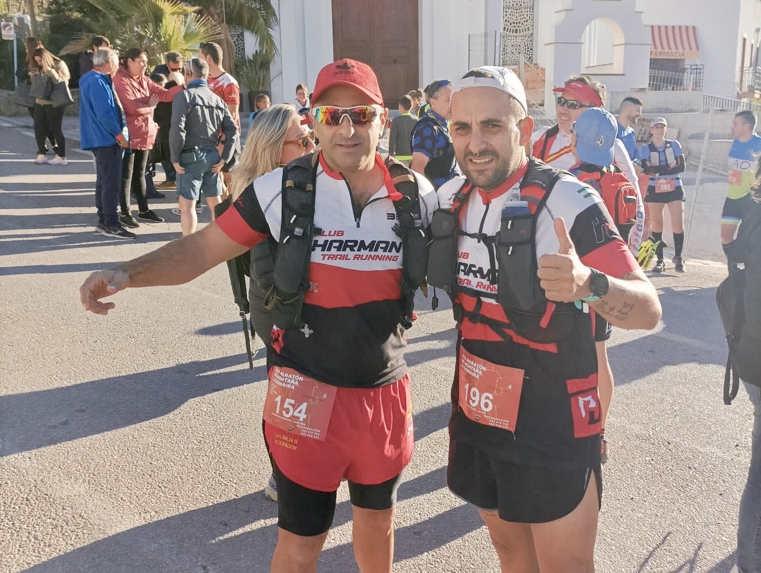 Dos de los corredores en la salida de la prueba de Montecorto.