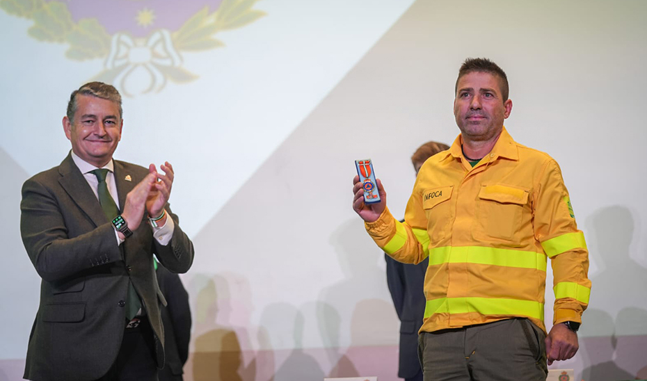 El bombero forestal ha recibido el galardón de manos del consejero de Presidencia de la Junta.