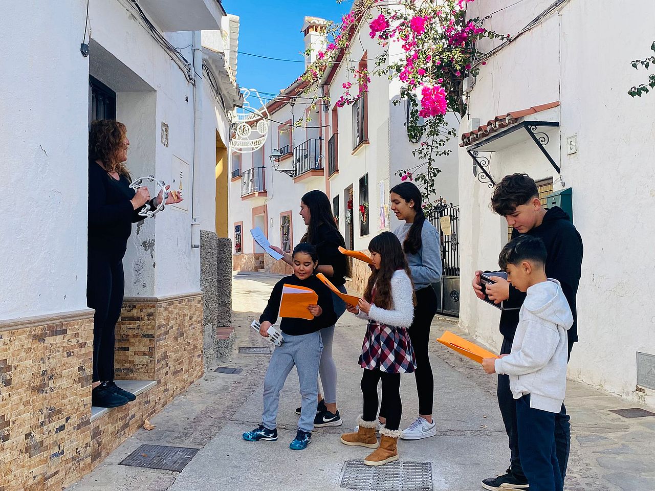 Los niños del pueblo van cantando villancicos por las casas.