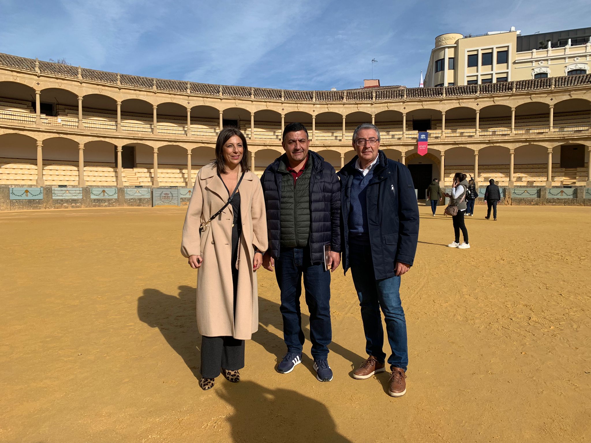 El presidente de la Diputación de Ávila (en el centro), junto al de Málaga y la alcaldesa, en la plaza de toros.