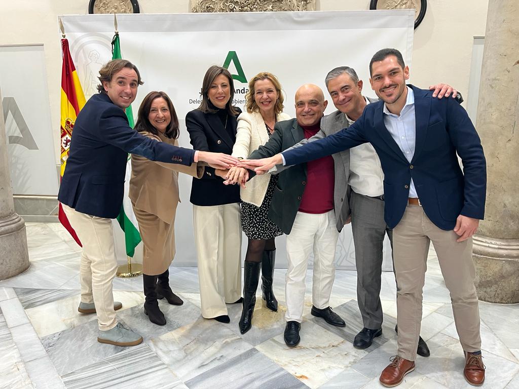 Dirigentes de Ronda y de la Junta, así como técnicos, celebran la aprobación definitiva de este documento urbanístico.