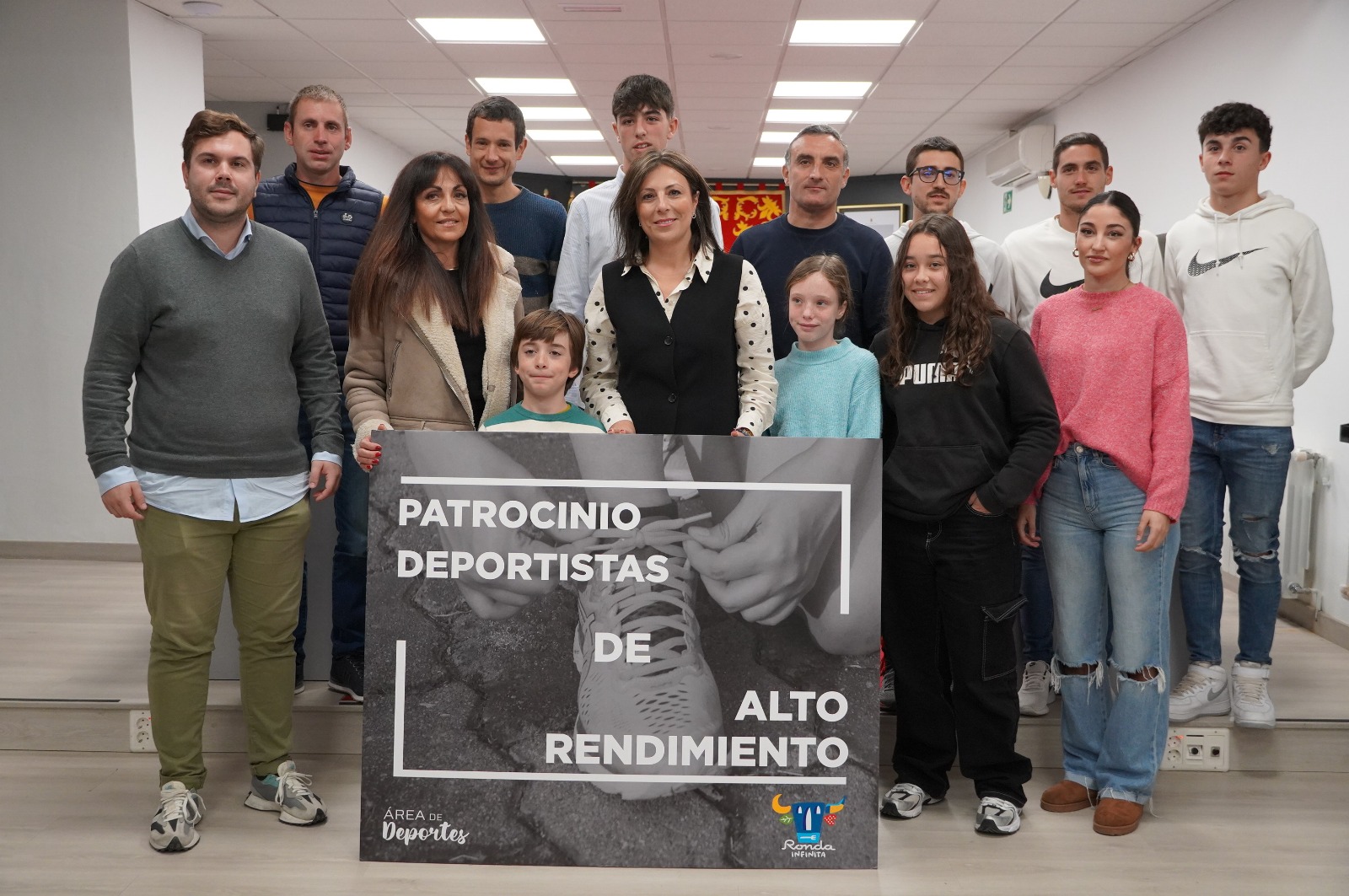 La alcaldesa y los concejales de Deportes y Turismo han entregado hoy las subvenciones.