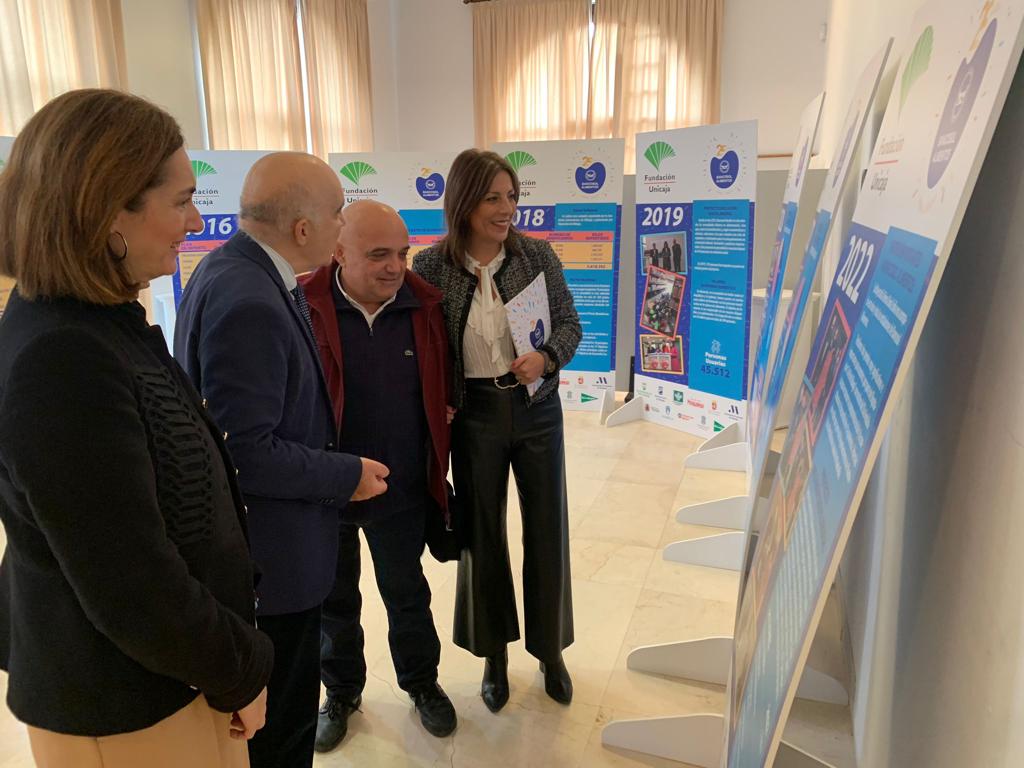 El presidente de Bancosol junto a responsables municipales en la muestra.