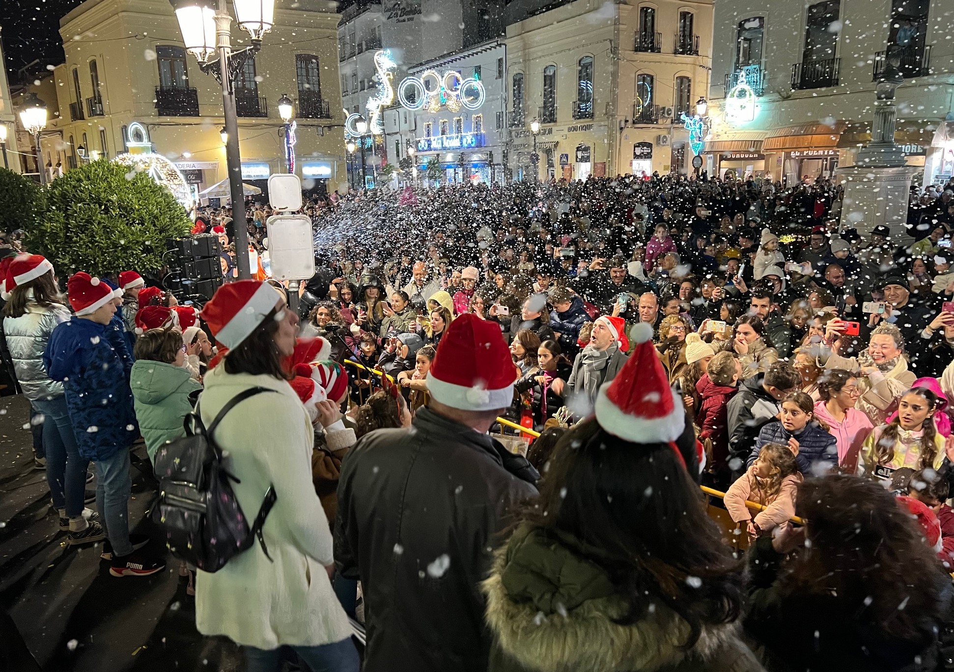 Ronda se viste de Navidad con el encendido del alumbrado artístico