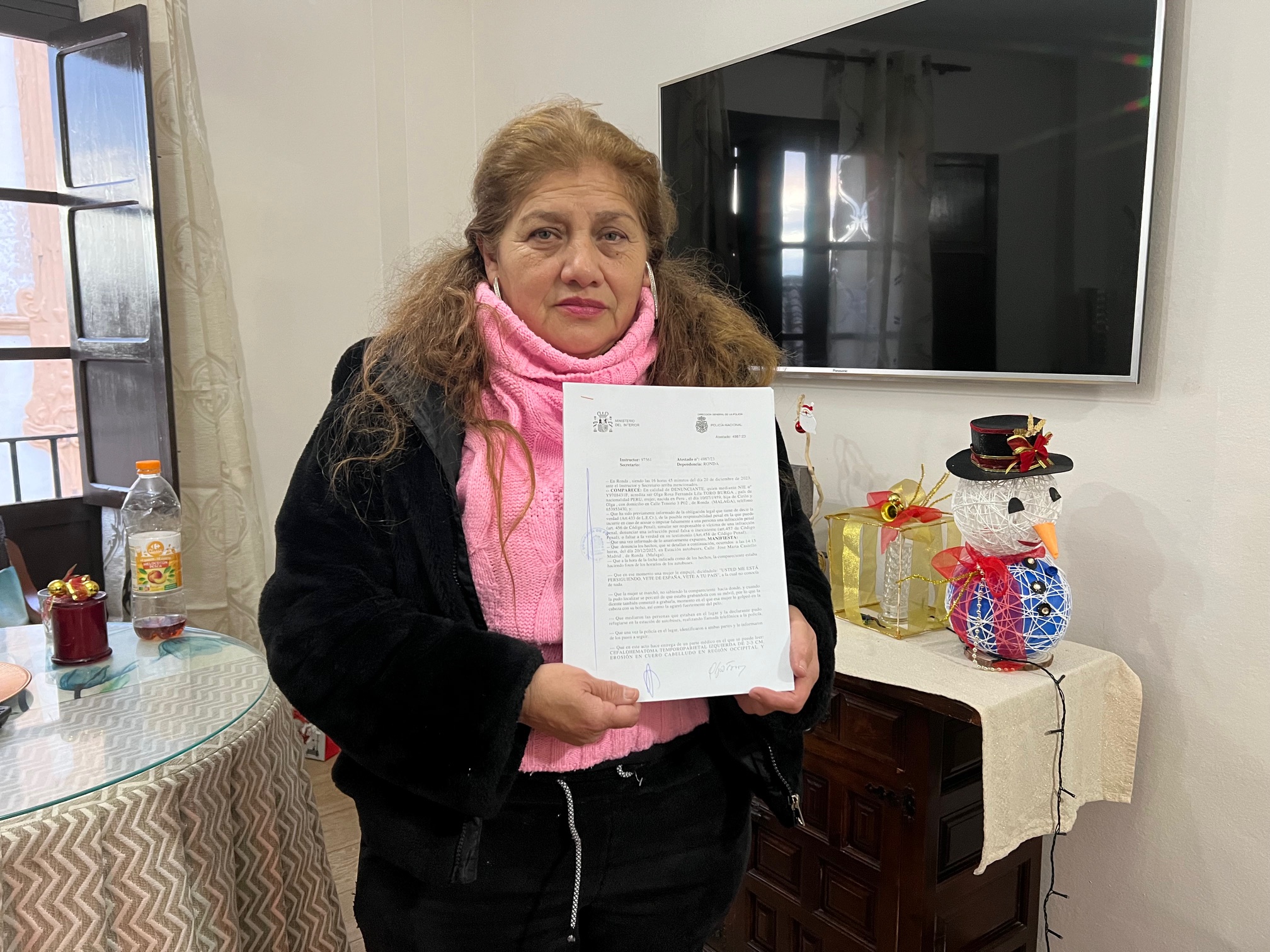 Olga muestra la denuncia que ha presentado esta misma tarde en la Comisaría.