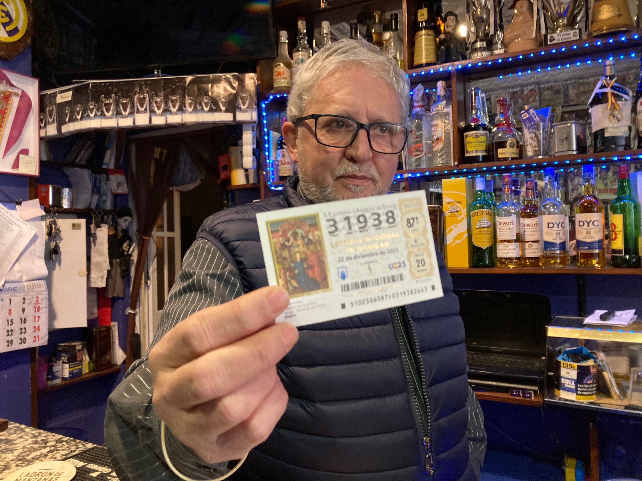 El socio que trajo los décimos de Alicante muestra uno de los décimos premiados.