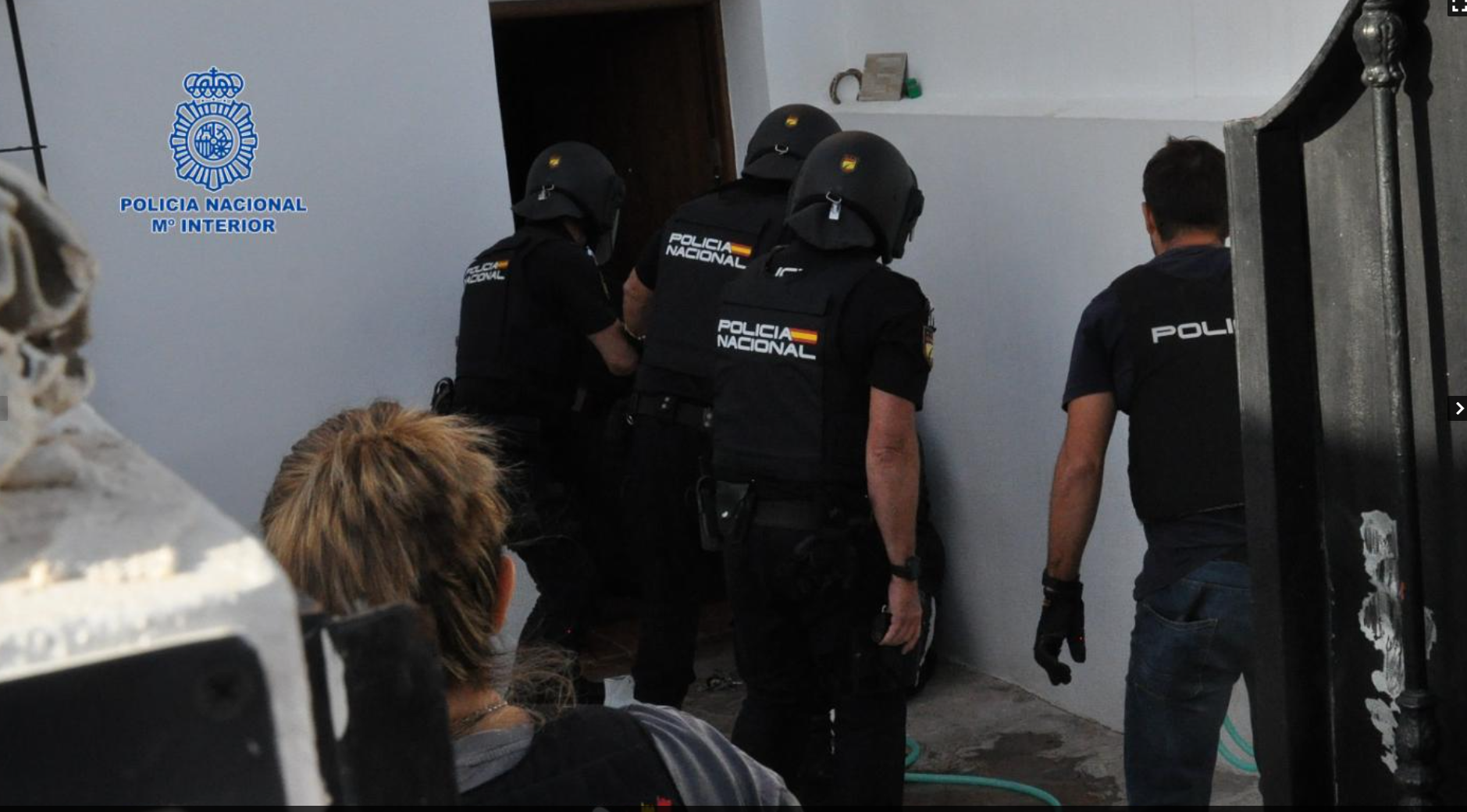Momento en el que los policías entran en una vivienda para realizar las detenciones.