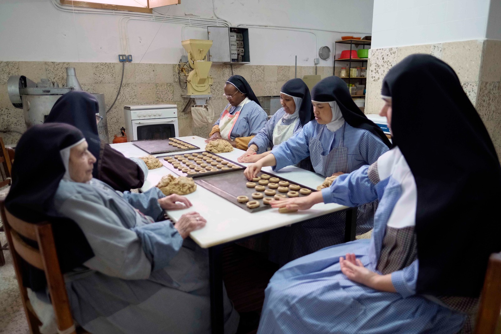 Las hermandas franciscanas de Ronda elaborando dulces navideños.