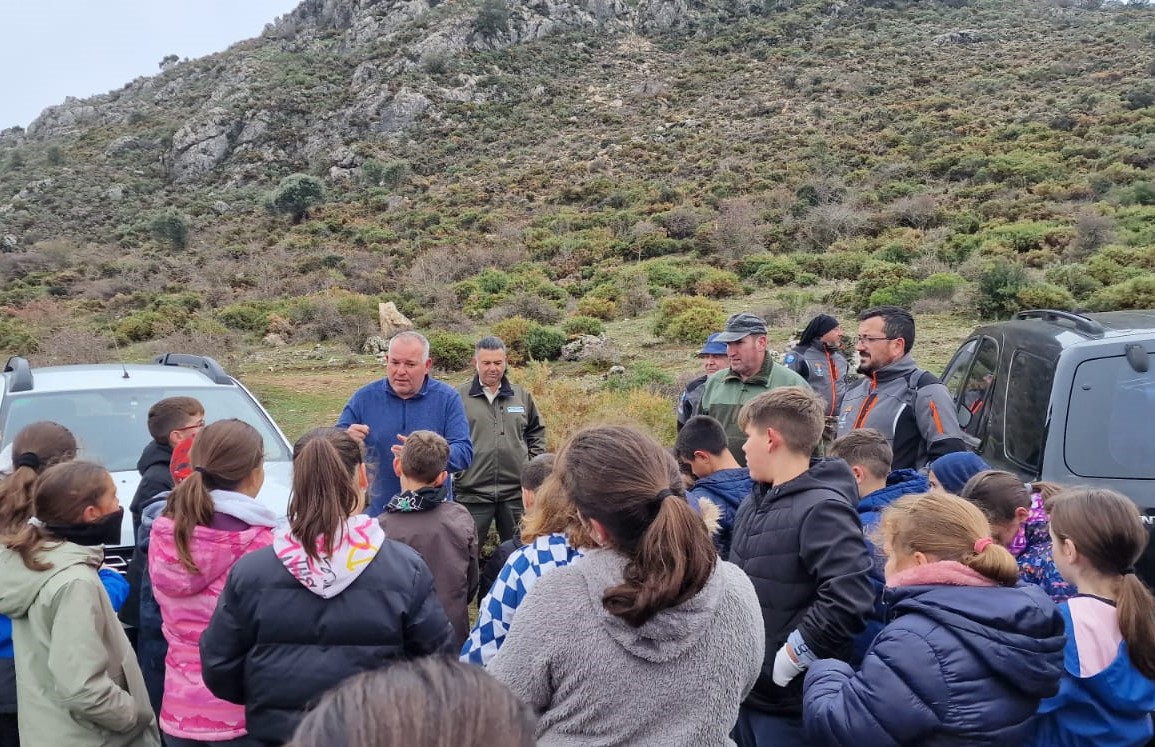 Los escolares están participando en estas labores de repoblación.