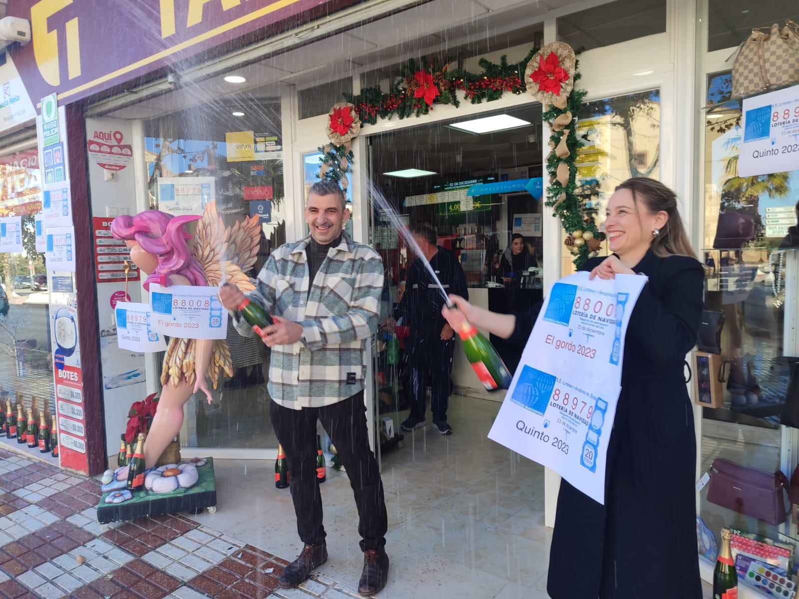 Los responsables del punto de ventas de Lotería celebran el premio que han vendido del Gordo.