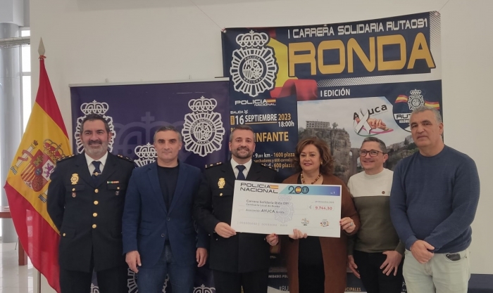 La Policía Nacional entrega a Ayuca los cerca de 10.000 euros recaudados con la I Carrera Solidaria Ruta 091