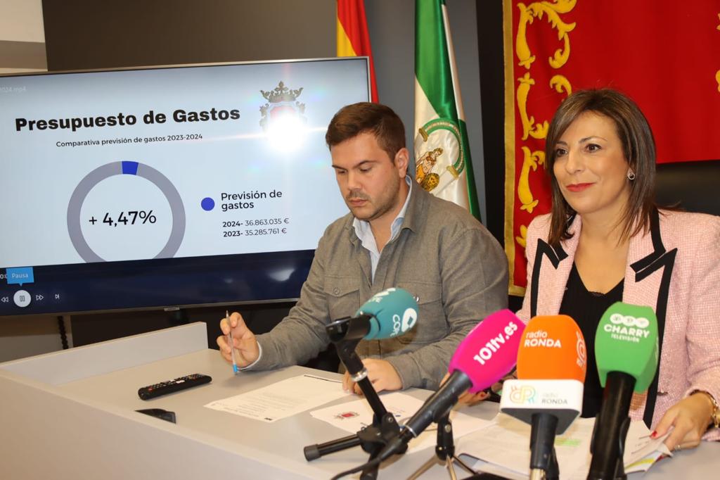 La alcaldesa, en la presentación de los presupuestos, junto al concejal de Economía.