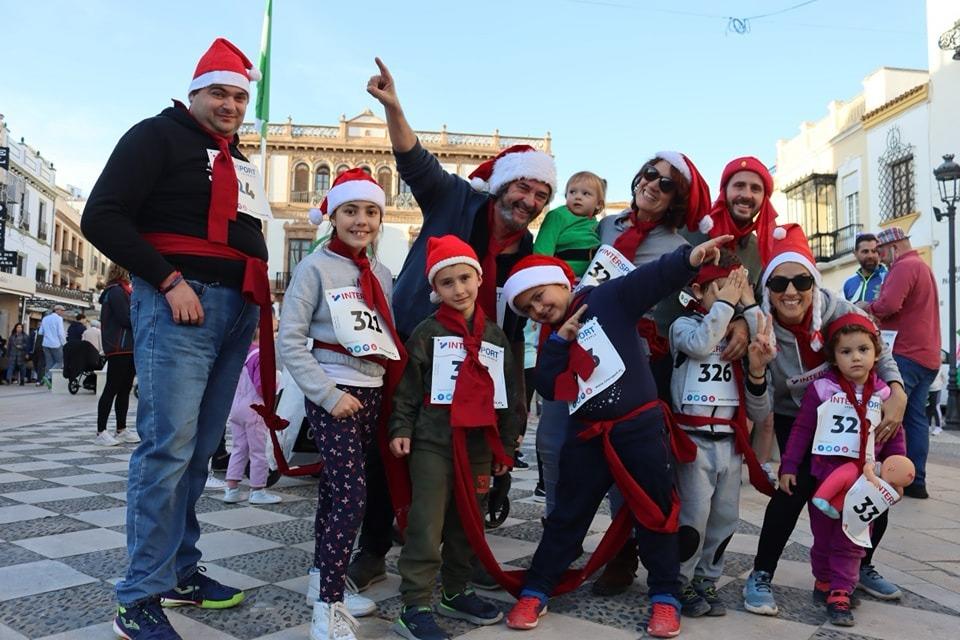 Un grupo de participantes en esta simpática carrera de fin de año en 2023.