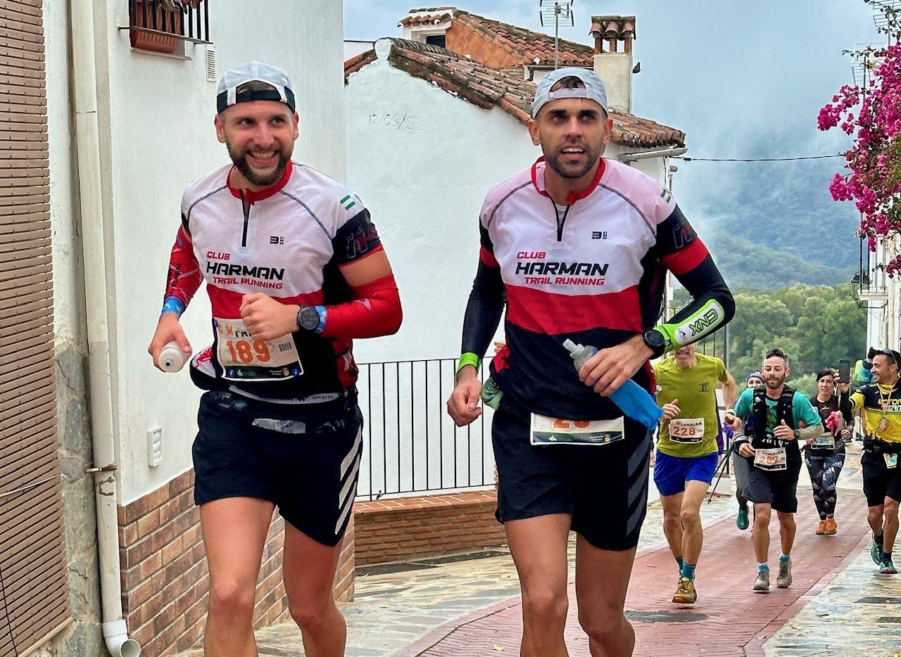 Dos de los corredores en un momento de la travesía de uno de los municipios serranos.