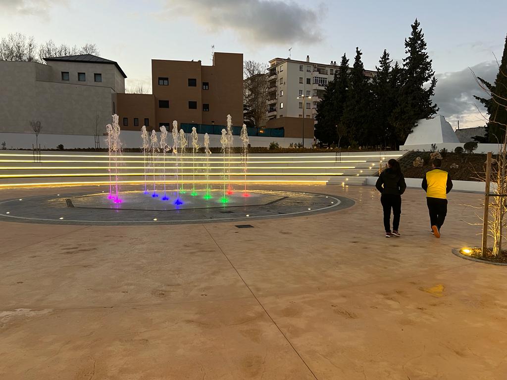 La nueva plaza está situada junto a la iglesia de San Rafael.