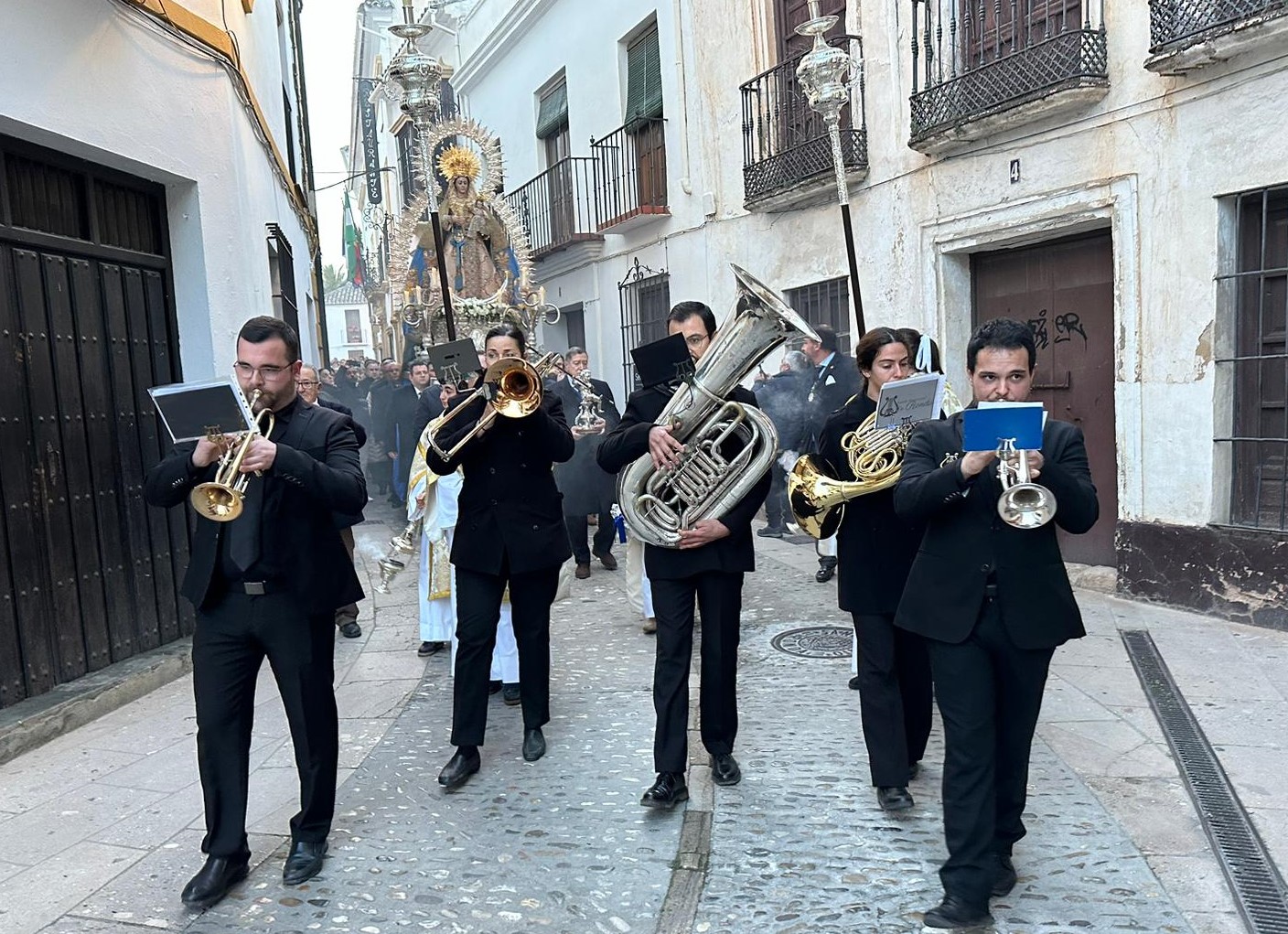 Un quinteto de música de viento acompaño a la Patrona, además de numerosos hermanos.