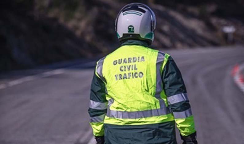 Efectivos de la Guardia Civil de Tráfico y servicios sanitarios se han desplazados hasta el lugar del accidente.