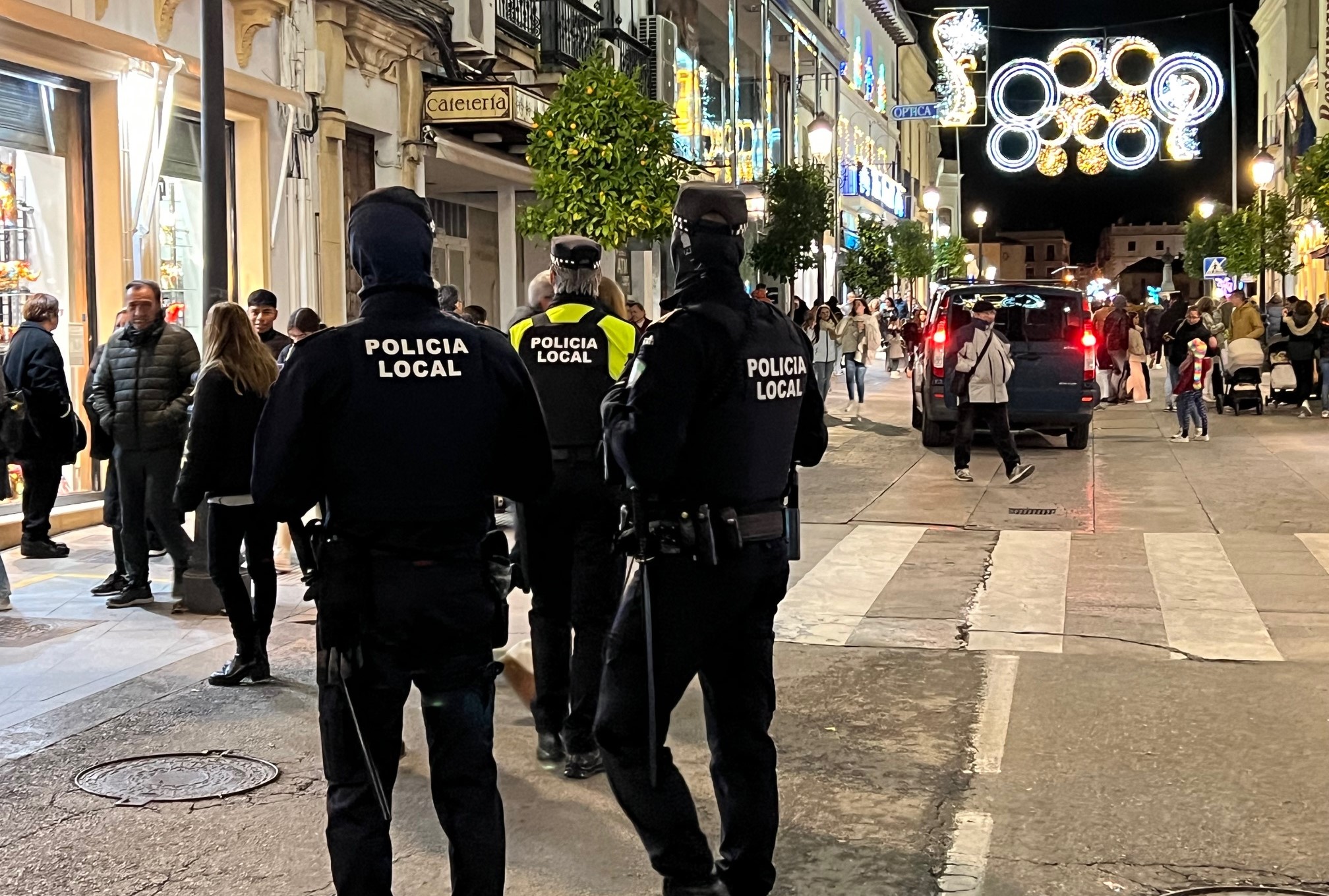 Agentes de la Policía Local patrullando la ciudad durante estas Navidades.