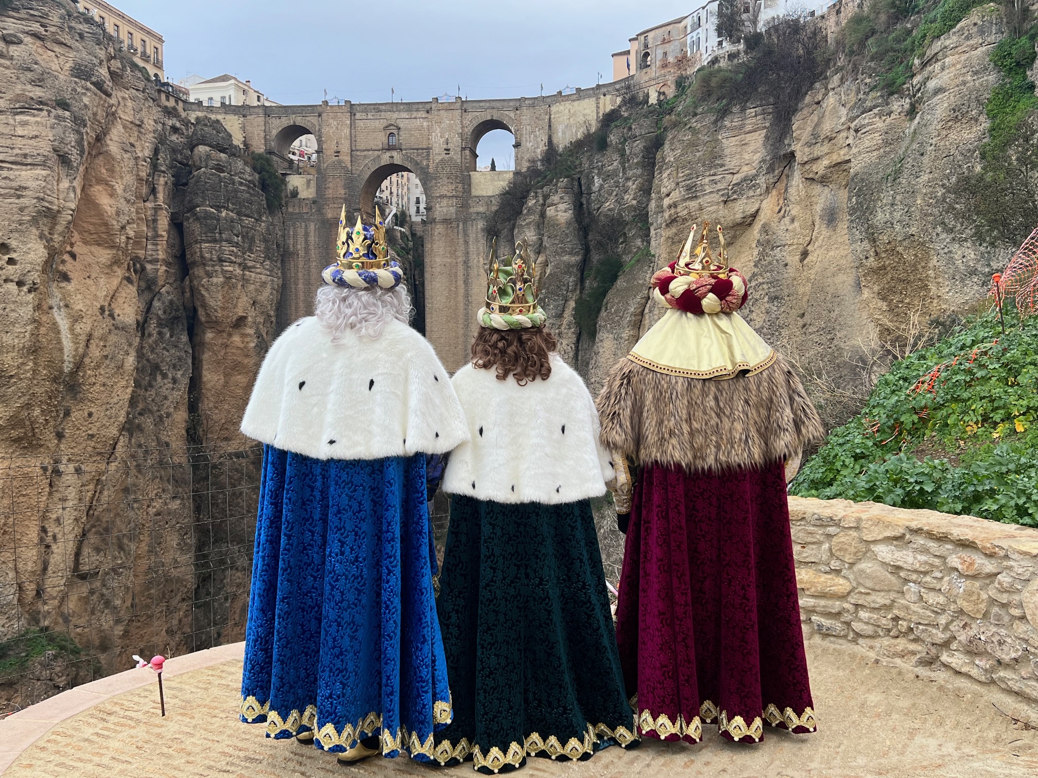 Los Reyes Magos contemplan el Puente Nuevo desde uno de los miradores del Tajo.