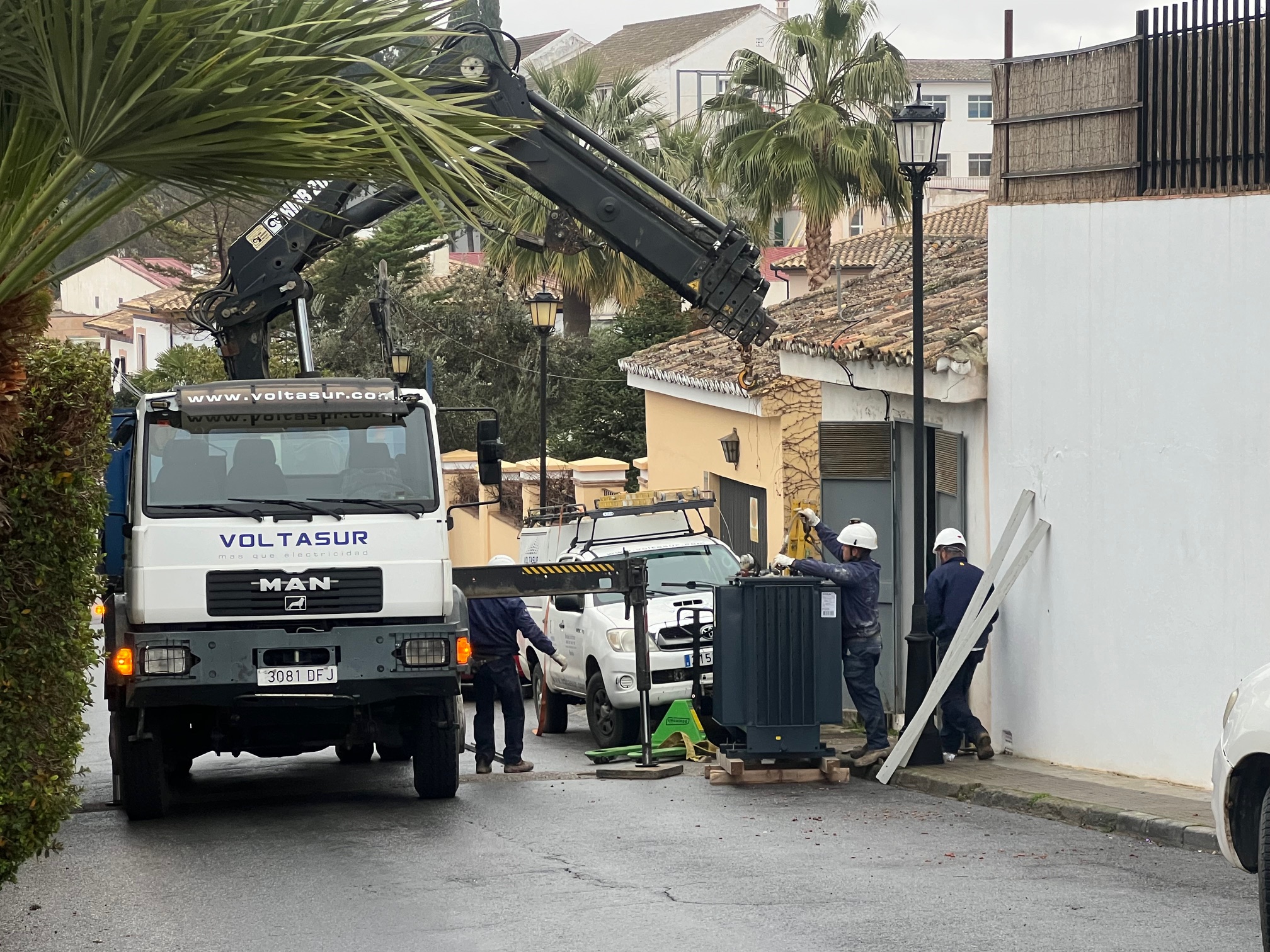 Operarios de Voltasur llevan toda la madrugada y la mañana trabajando en la reparación.