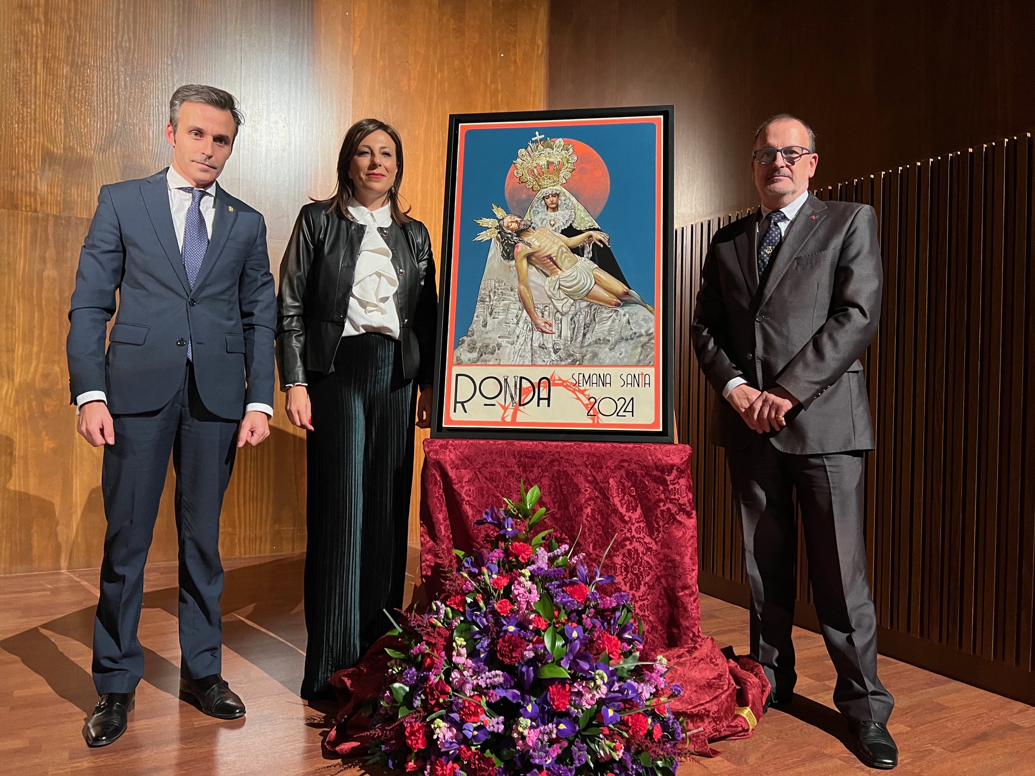 La alcaldesa, el presidente de la Agrupación y el hermano mayor de las Angustias han presentado el cartel.