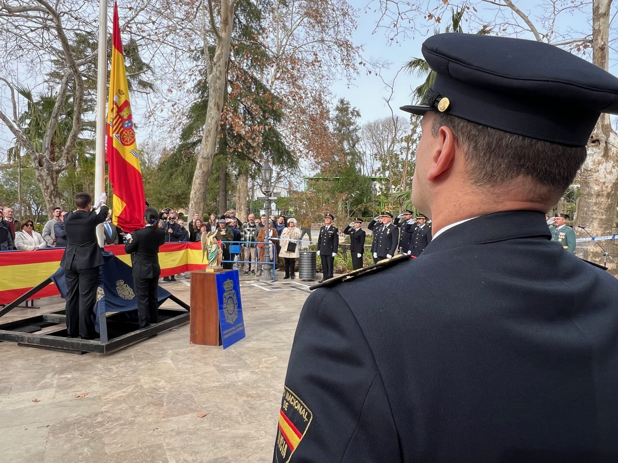 Durante la formación se ha realizado un homenaje a la bandera de España.