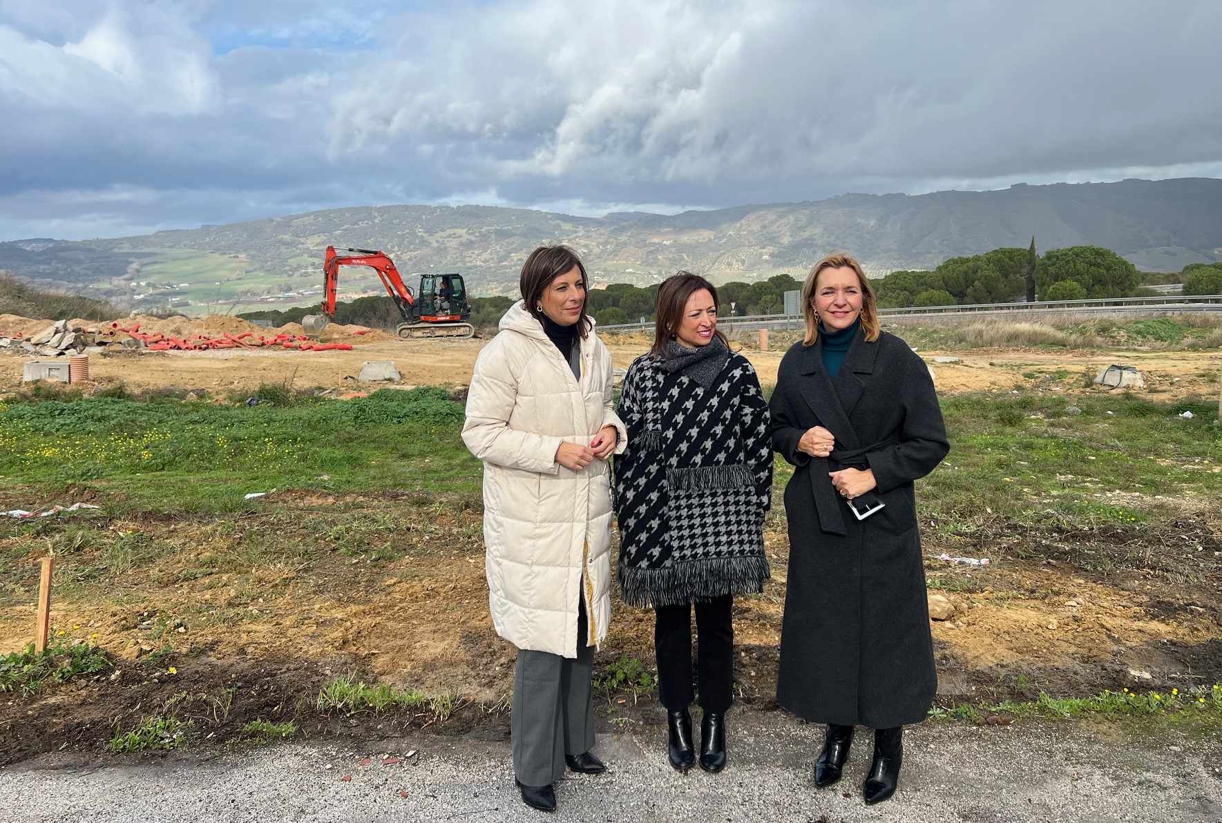 La alcaldesa, la delegada del Gobierno andaluz y la delegada Territorial de Fomento en las obras.