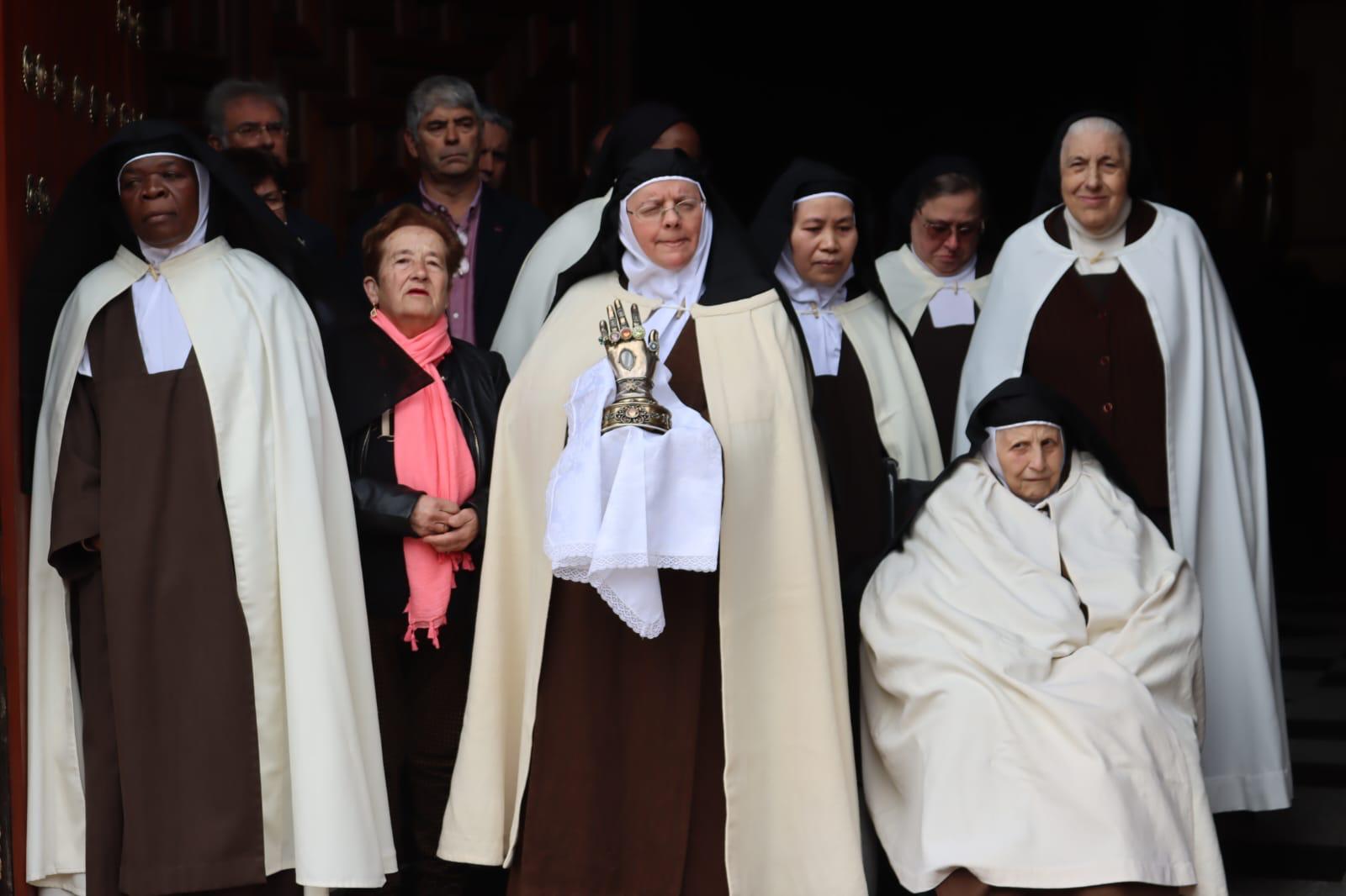 Las Carmelitas sacaron a las puertas de la iglesia la mano de Santa Teresa.