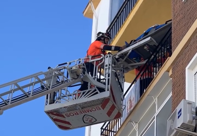 Los bomberos han tenido que acceder al piso por la terraza. Foto Paco Bastida.