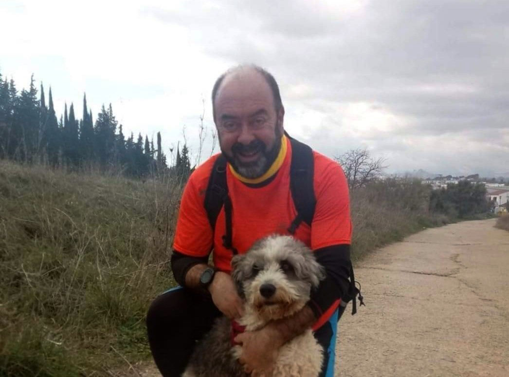 El entrañable Carlos Carretero con su querido perro.