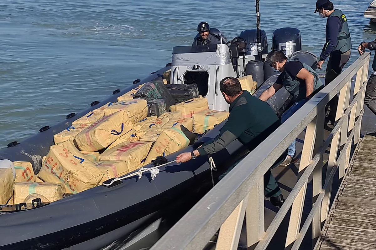 Guardia Civiles en una intervención contra el narcotráfico en el estrecho.