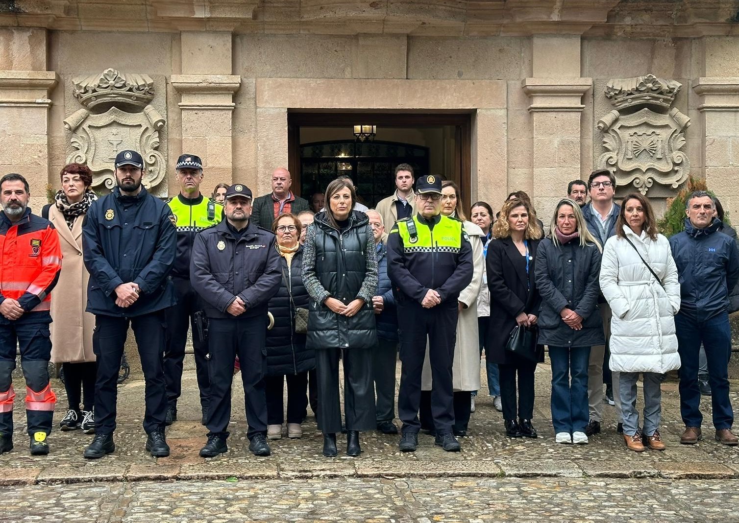 Decenas de personas se concentran en Ronda para condenar el asesinato de los dos guardia civiles en Barbate