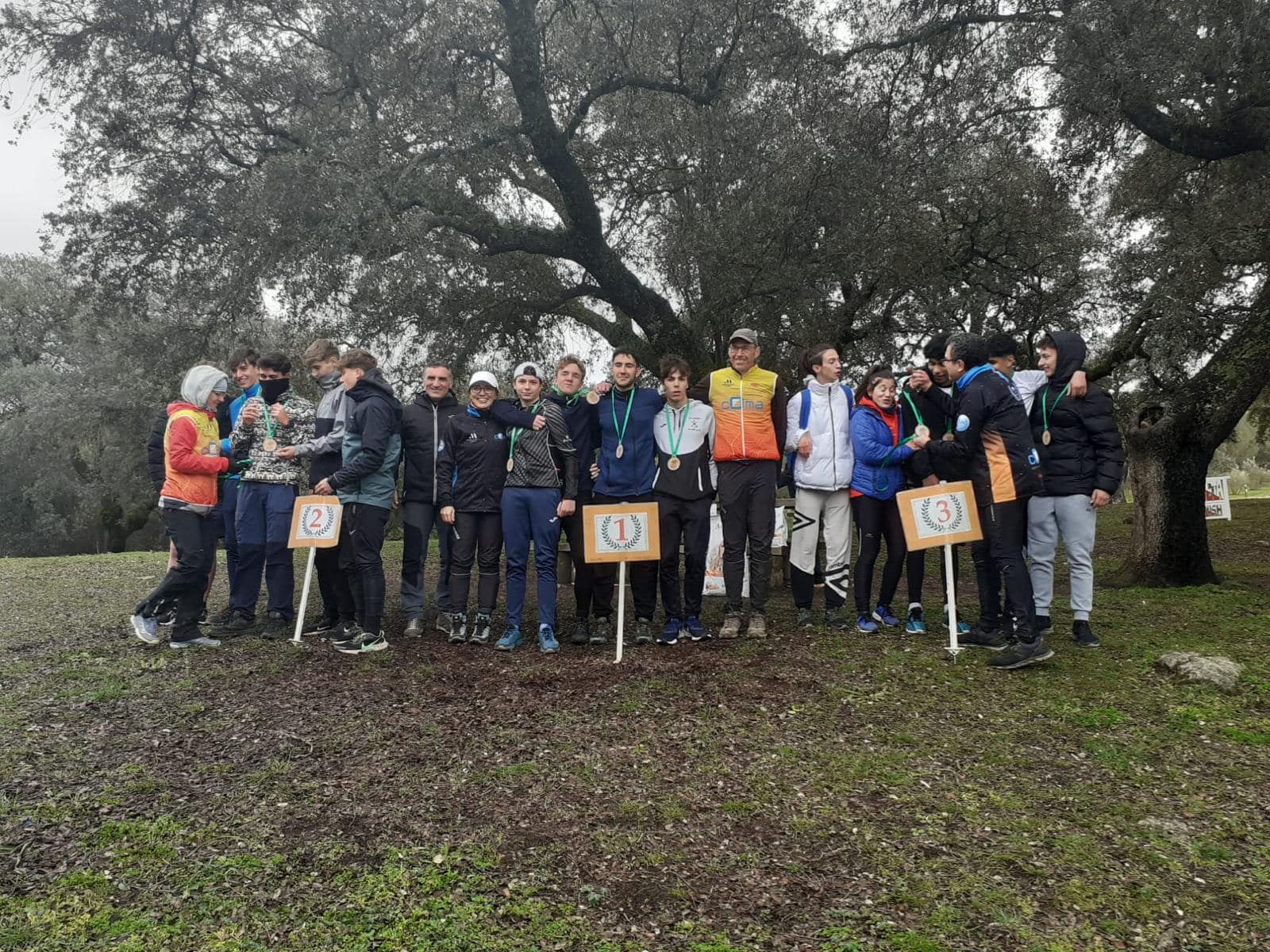 Grupo de corredores de los deportivas rondeños en este campeonato de orientación.