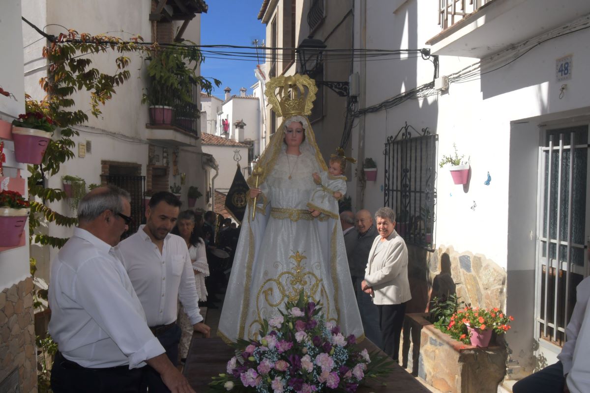 Los vecinos pasearon por el municipio la imagen de la patrona.