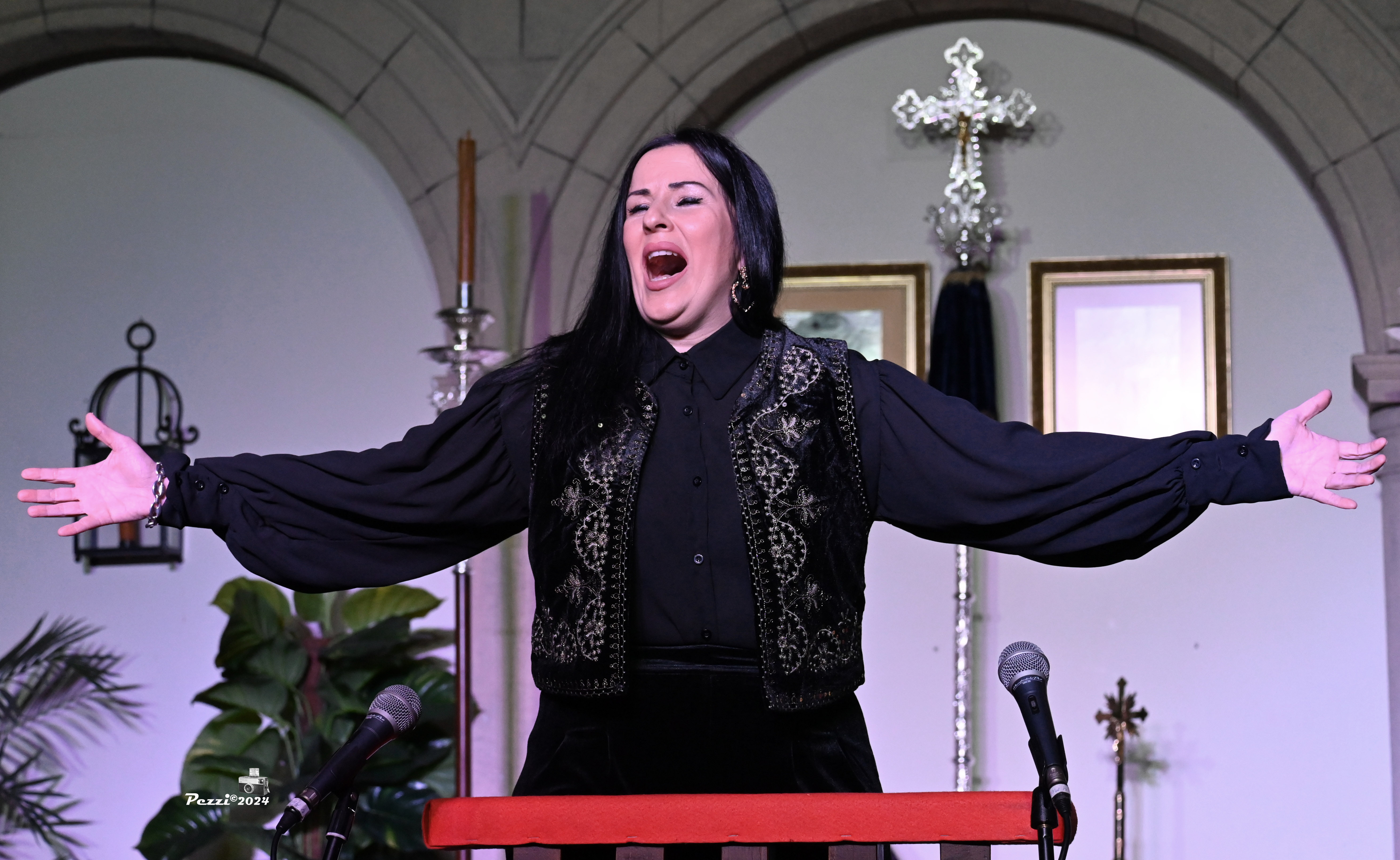 Elisabeth Prior ofreció una sentida interpretación de la saeta en la Peña de Ronda.