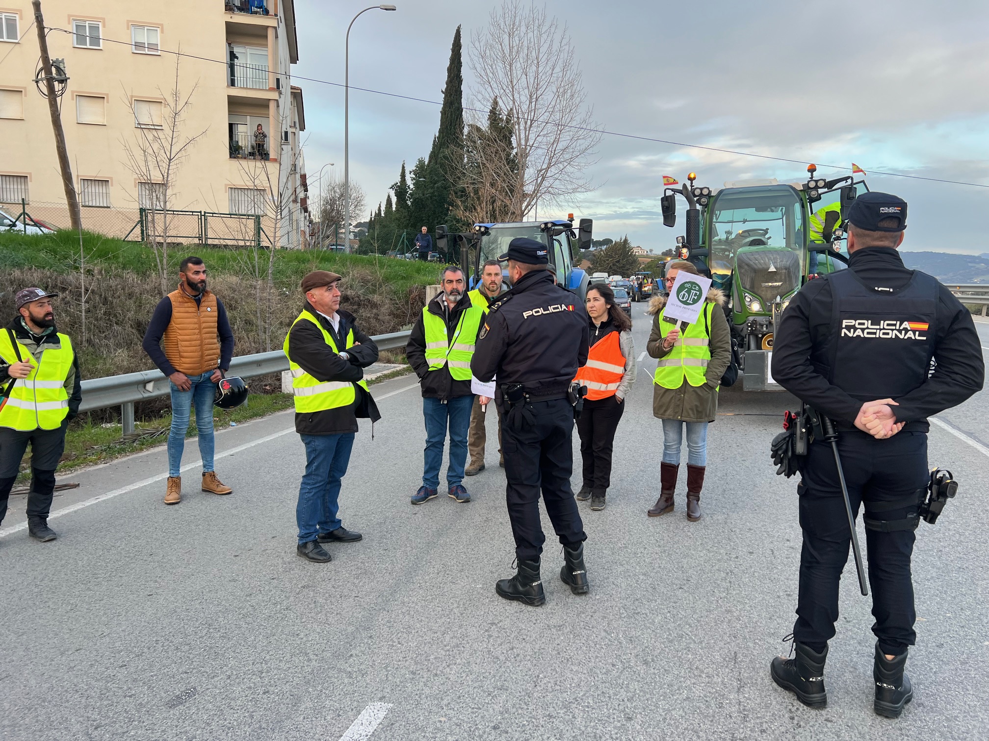 El Gobierno de Sánchez ha multado con 800 euros a 100 agricultores por las protestas de febrero