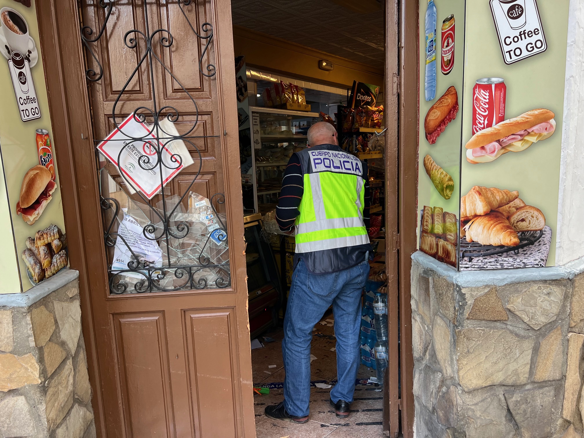 Dos ladrones roban en una tienda de ultramarinos de  calle Armiñán provocando importantes daños