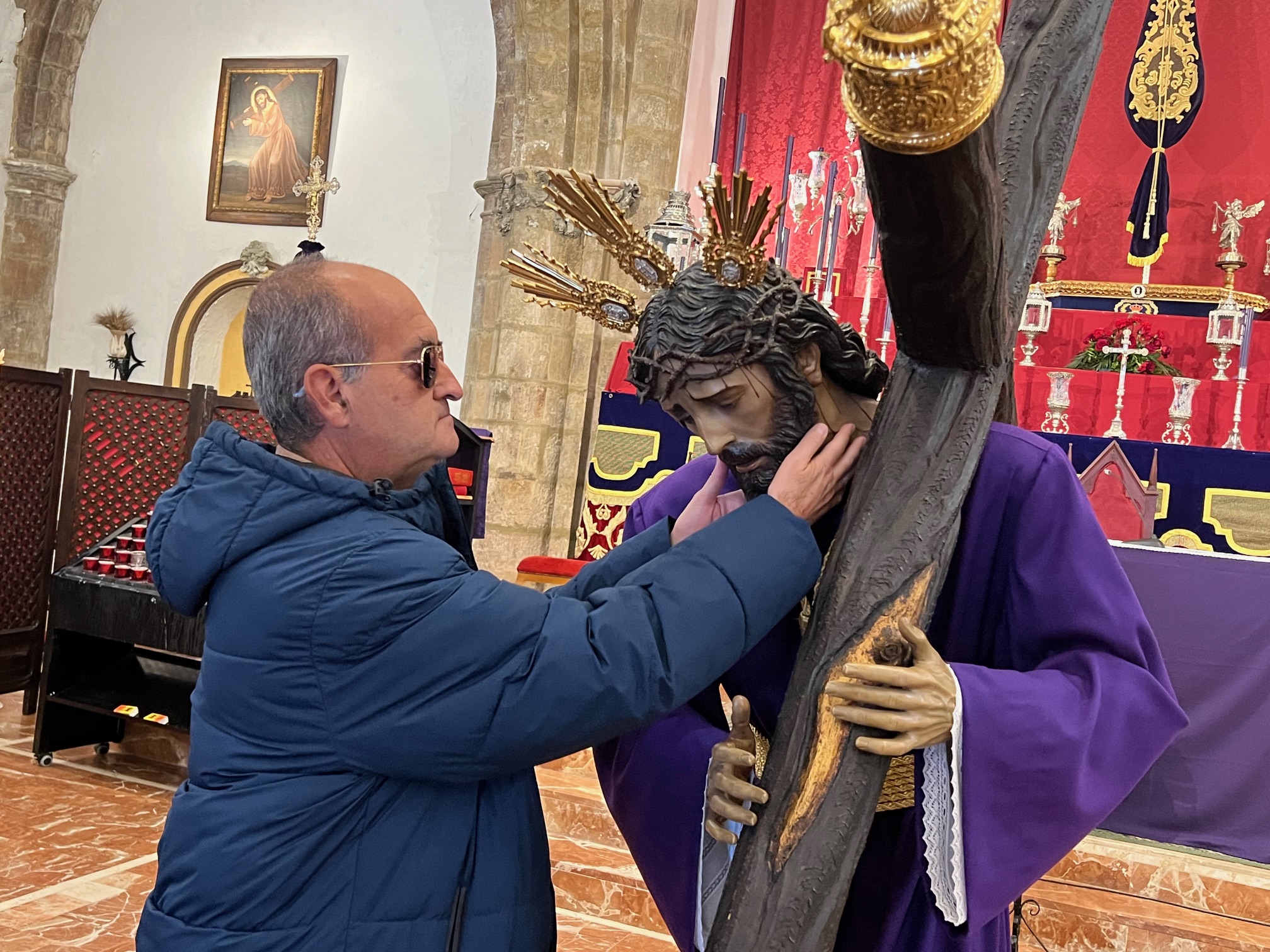 Los invidentes rondeños palpan y sienten a Padre Jesús a través de sus manos