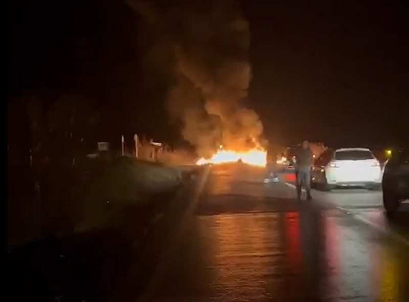 Barricada en llamas situada por los agricultores en la carretera Ronda-Campillos.